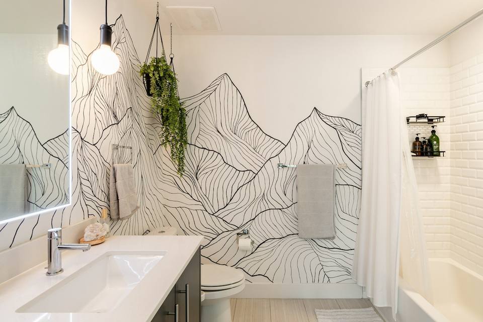 Baño con mural artístico personalizado