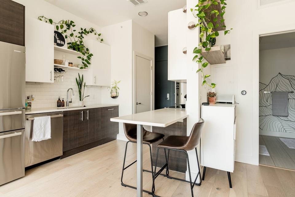 Cocina moderna con barra para desayunar