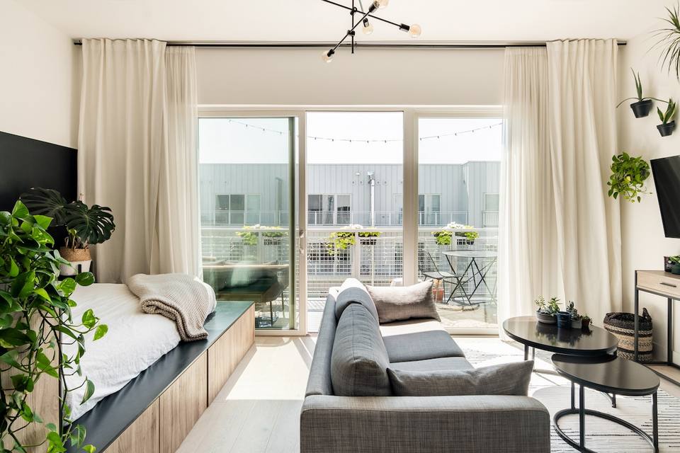 Cama queen con plataforma y diseño contemporáneo
