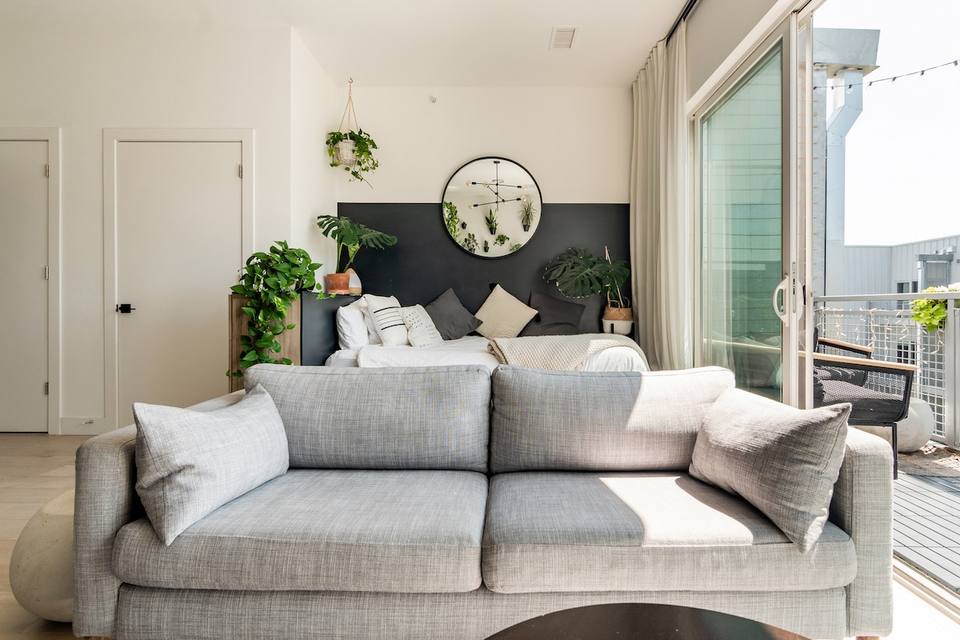 Cama queen con vista urbana