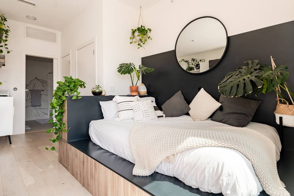 Cama elevada y textiles confortables