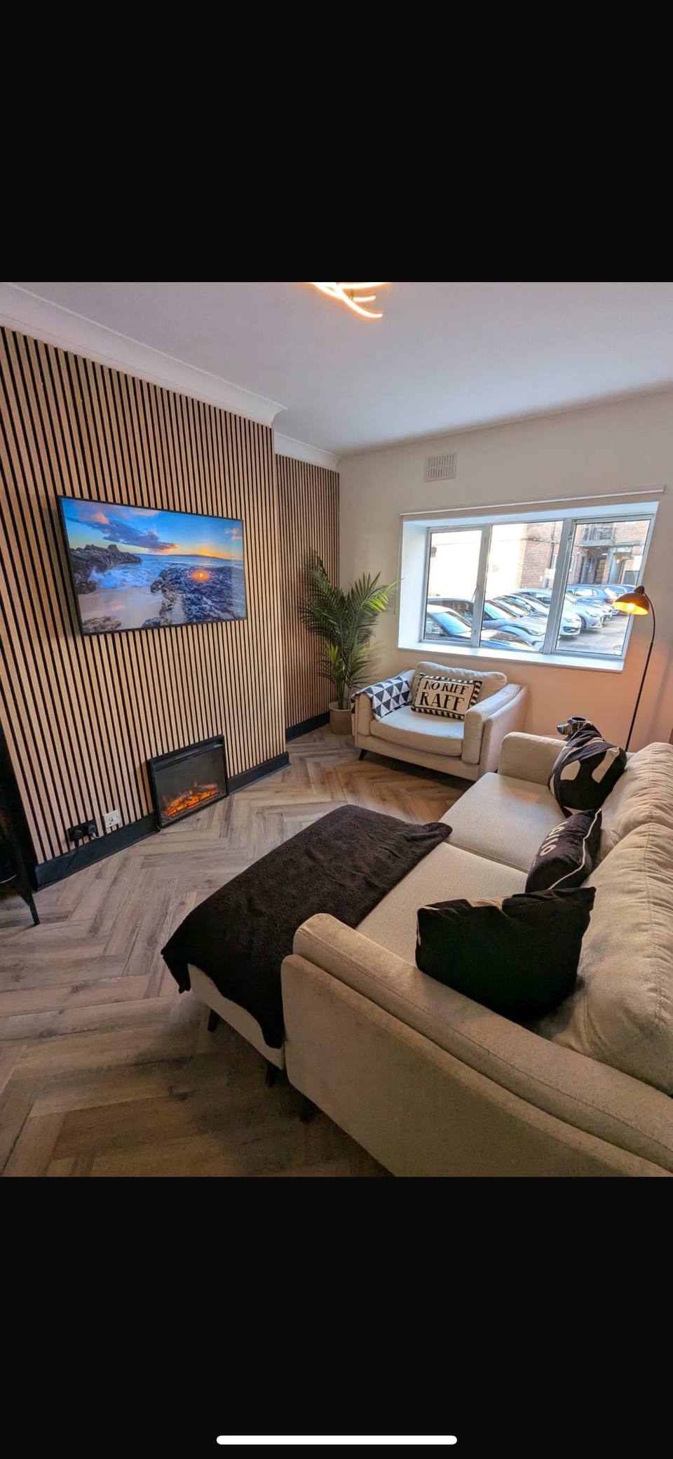 Sala de estar con diseño contemporáneo y chimenea