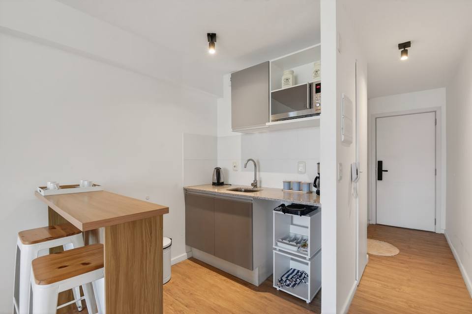 Integrated kitchen with bar and stools