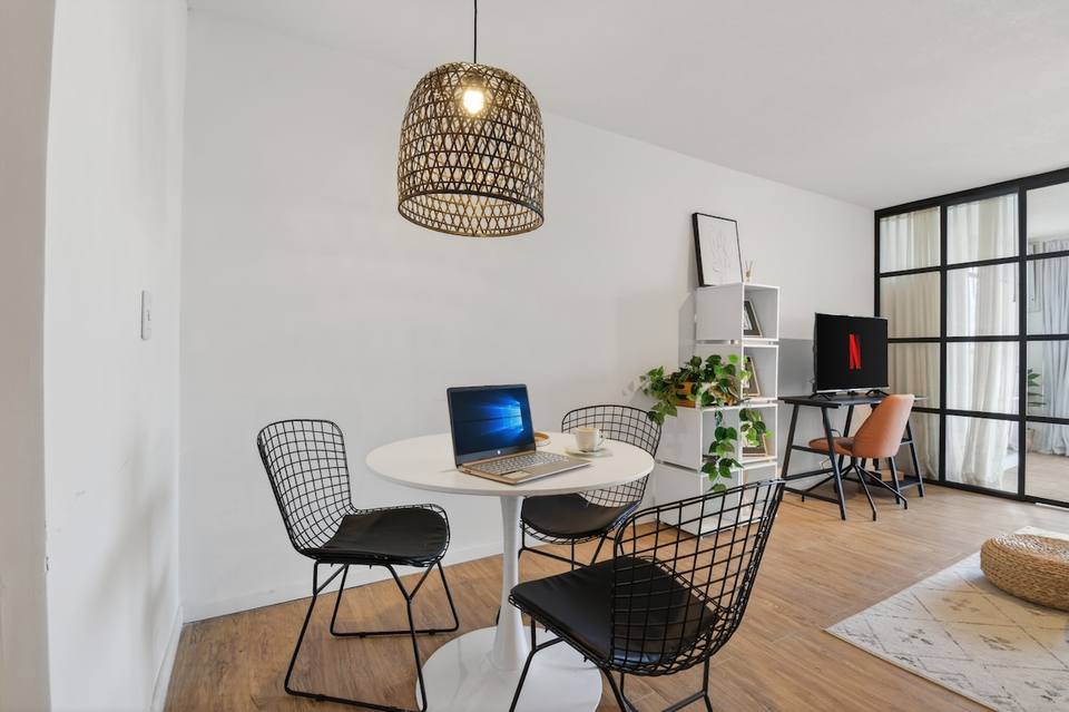 Dining and desk corner with modern details