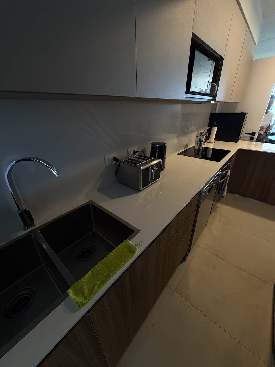 Cocina integrada totalmente equipada con barra desayunadora