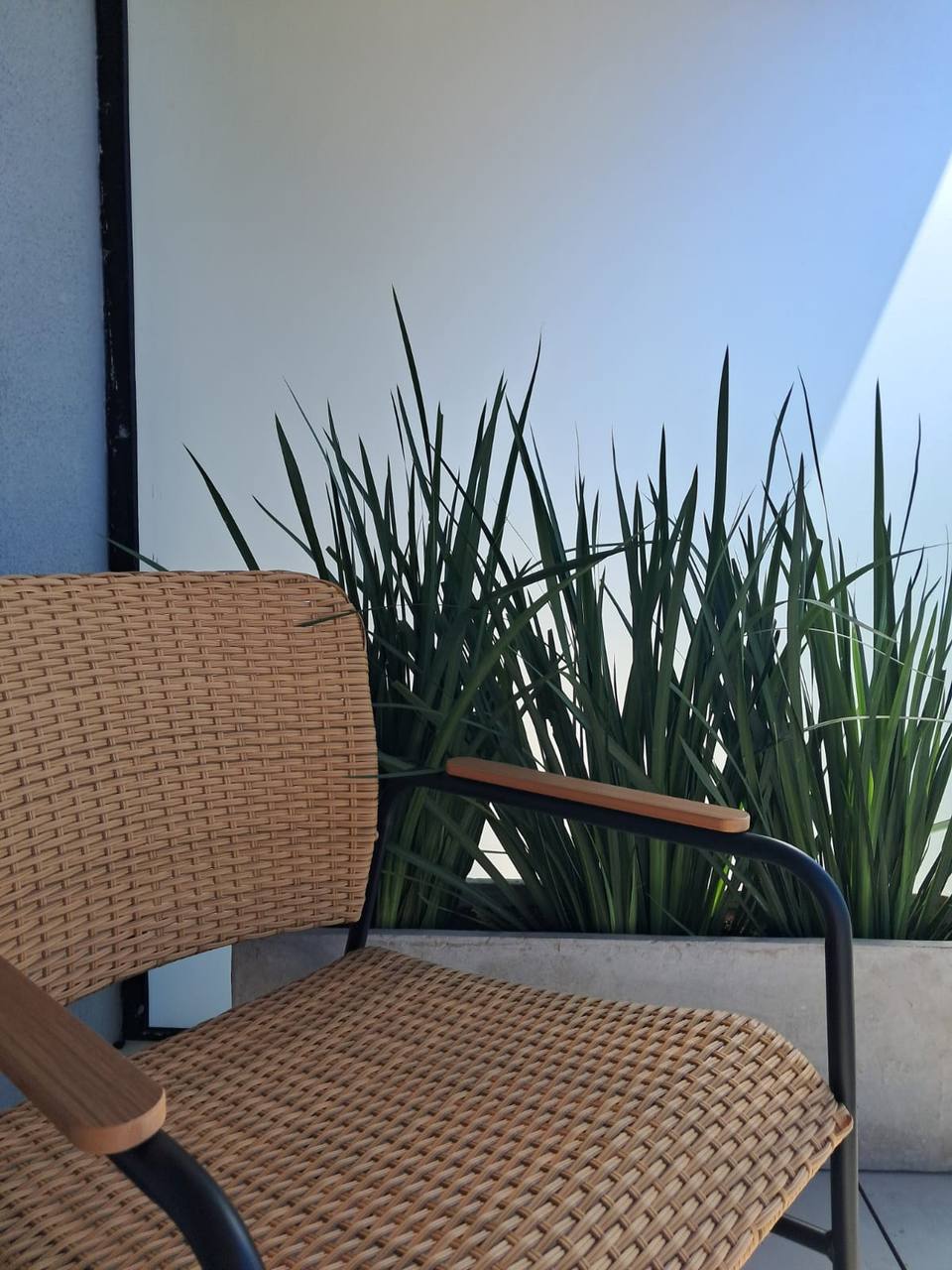 Terraza privada con mesa exterior y parrillero