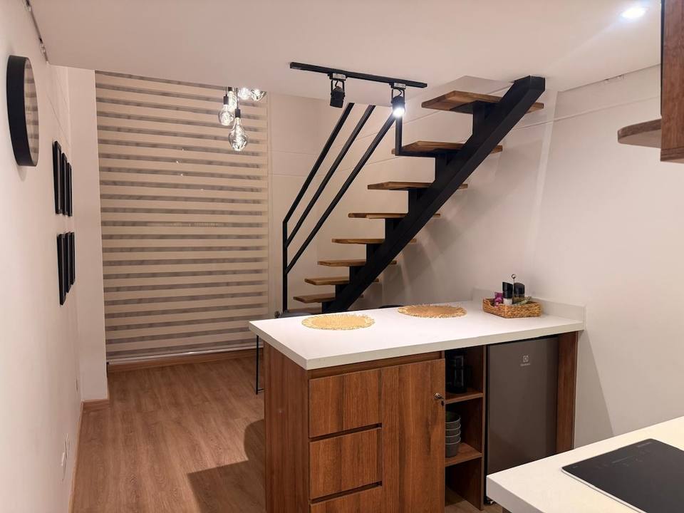 Baño completo con acabados contemporáneos
