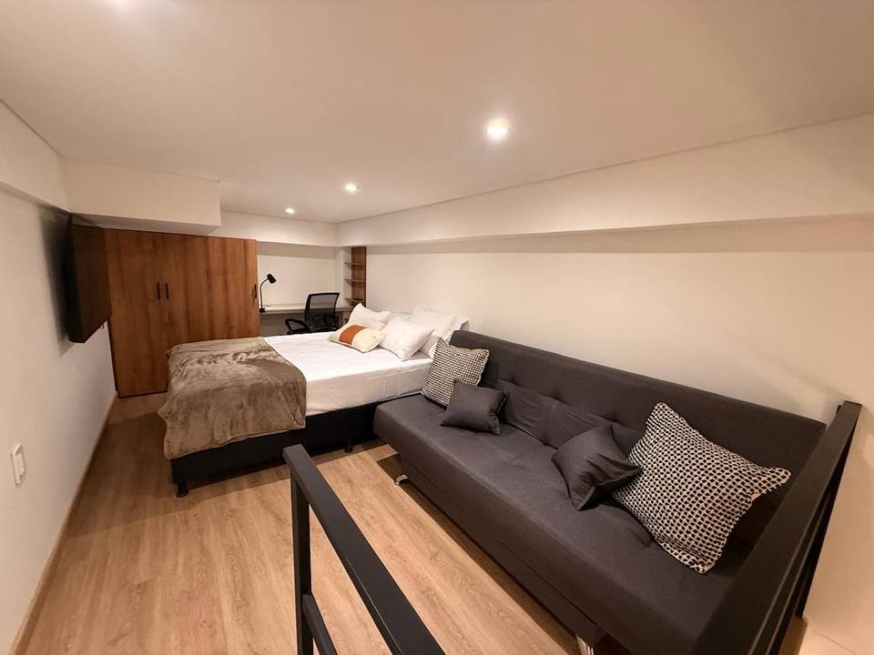 Dormitorio principal con zona de trabajo