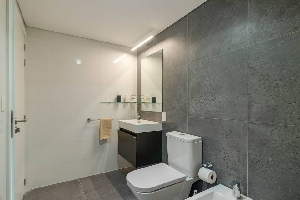 Baño moderno con acabados de calidad