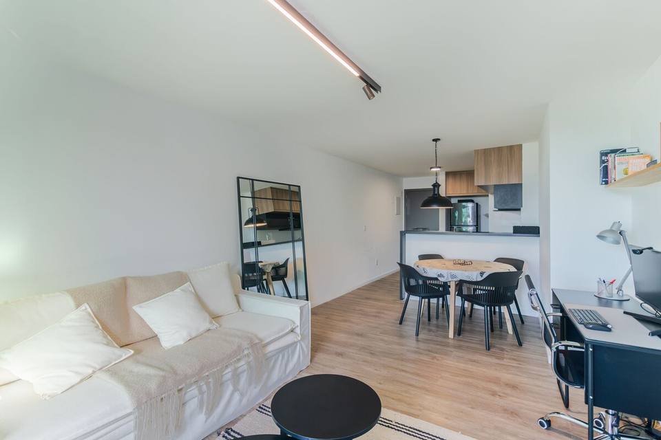 Contemporáneo apartamento con balcón y oficina en Pocitos