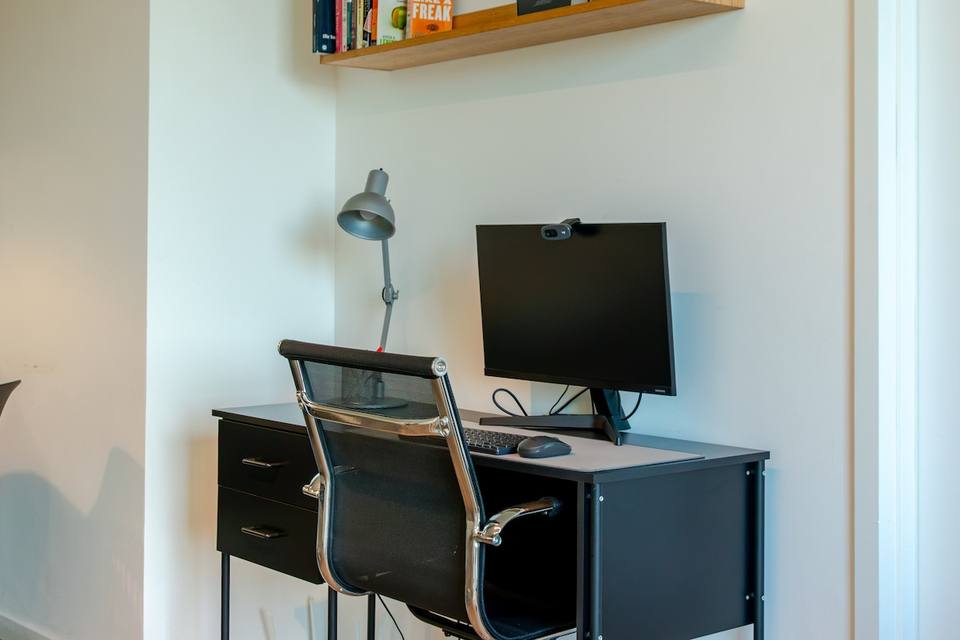 Escritorio equipado para trabajo remoto