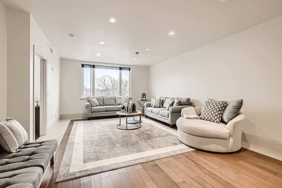 Amplio living con abundante luz natural