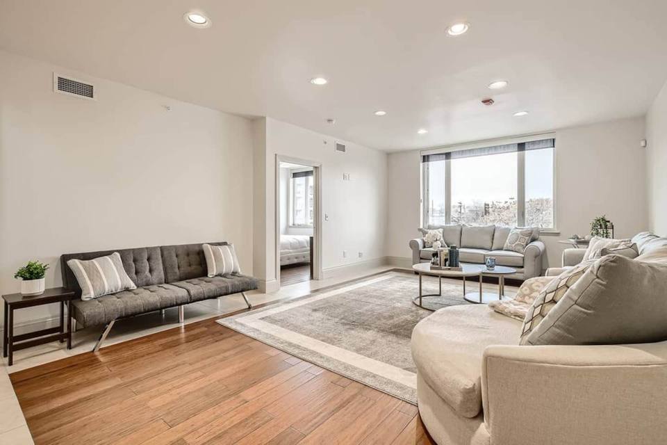 Espacio de loft superior con oficina y cama adicional