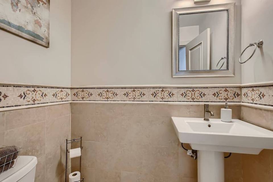 Baño principal con doble bacha y acabados de lujo