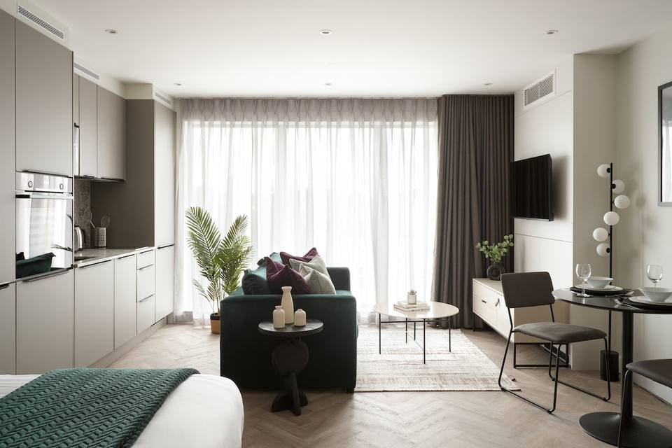 Espacio principal con diseño de planta abierta y mucha luz natural
