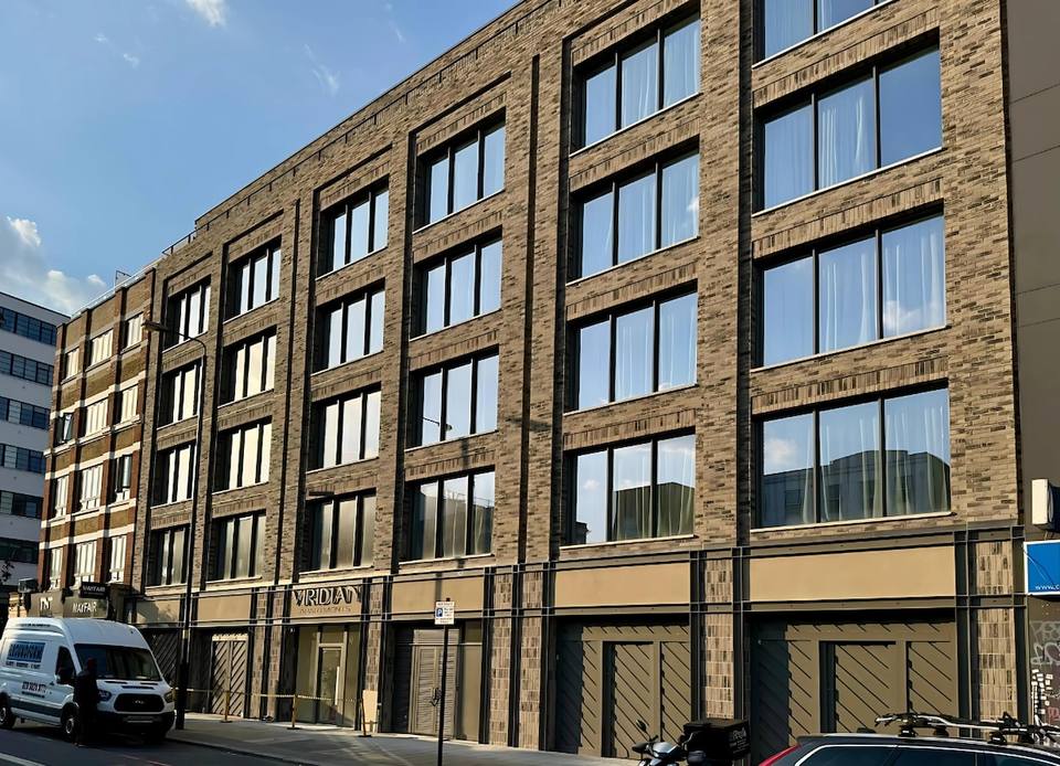 Estudio de diseño moderno en Commercial Road