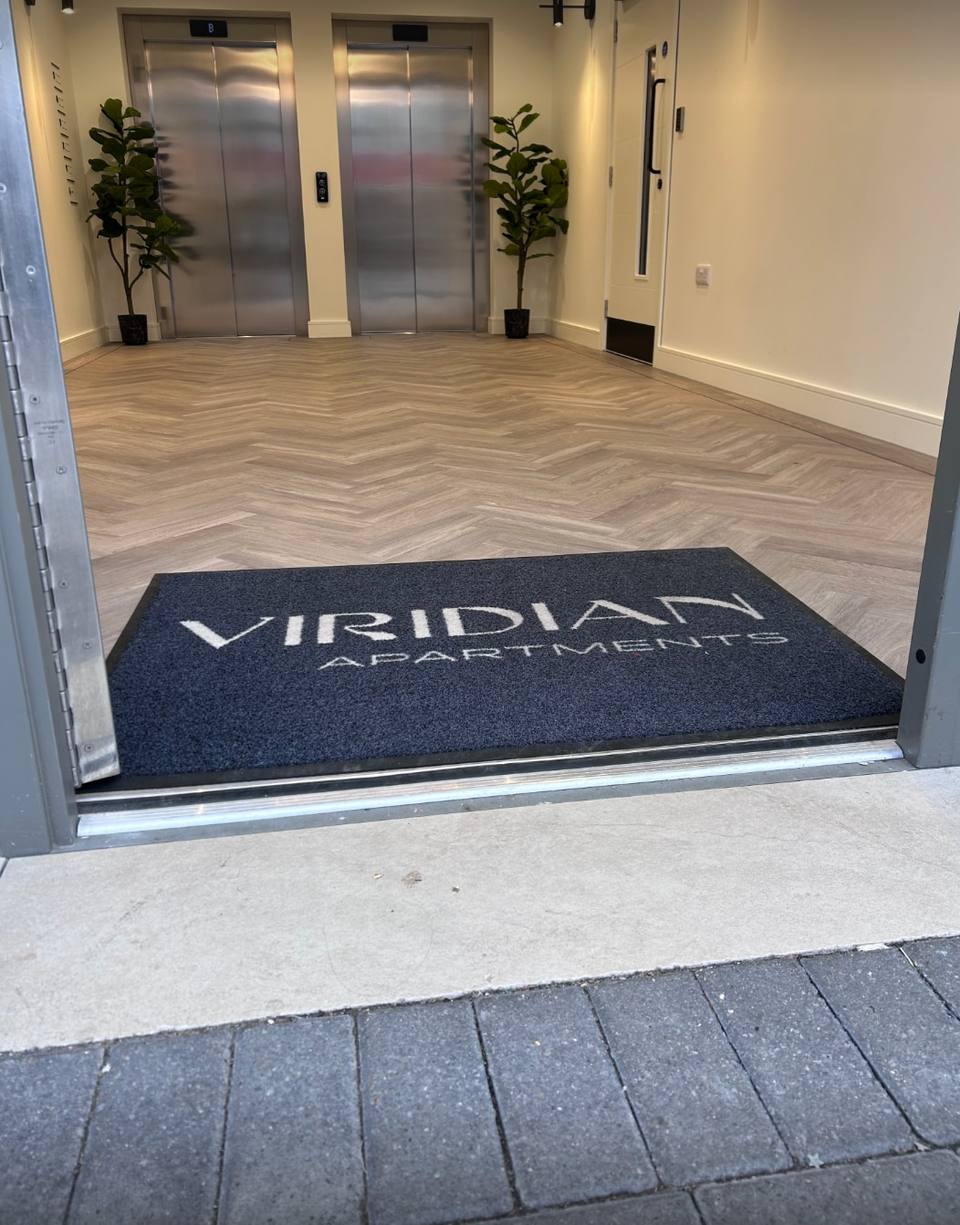 Estudio de diseño moderno en Commercial Road