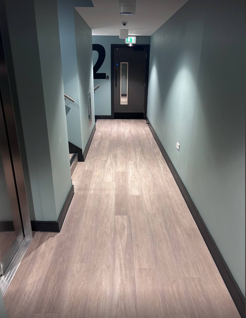 Lobby elegante con acceso por ascensor