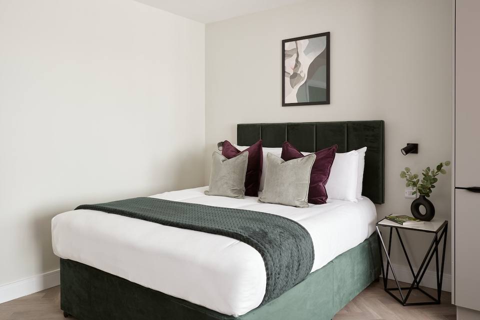 Cama doble de alta calidad con textiles premium
