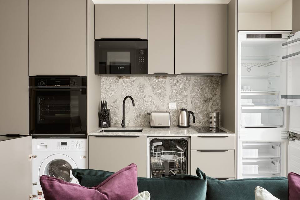 Cocina moderna integrada con electrodomésticos de primera línea