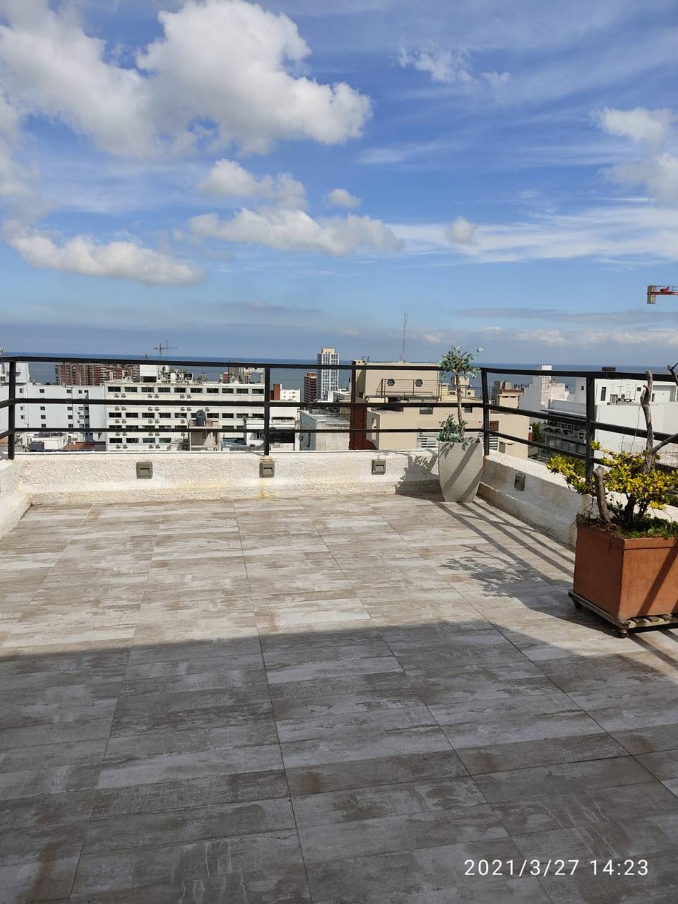 Amplia terraza privada con vista despejada a la ciudad y la bahía