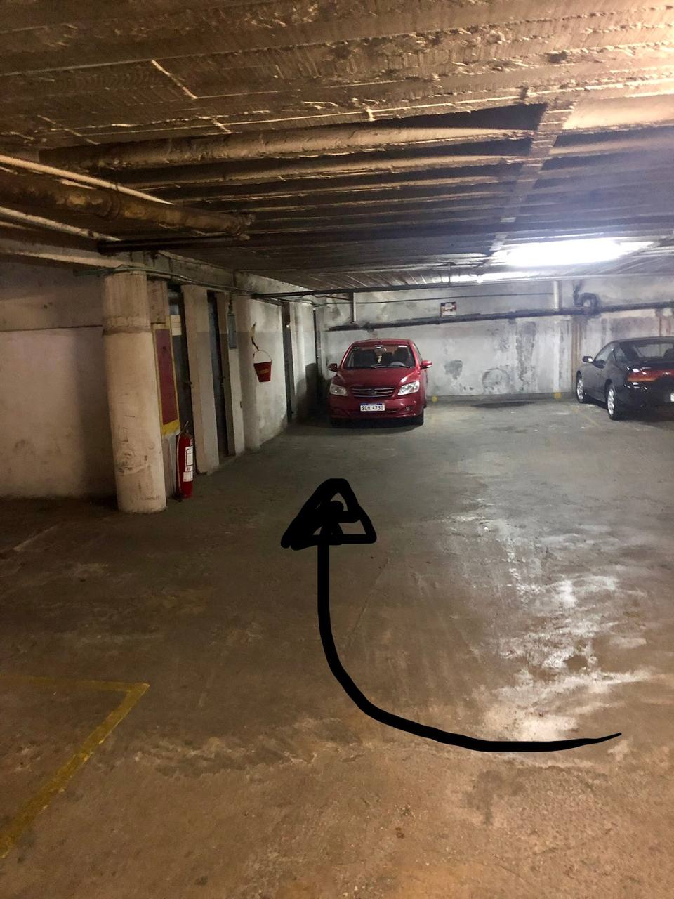 Acceso al sector de estacionamiento del edificio