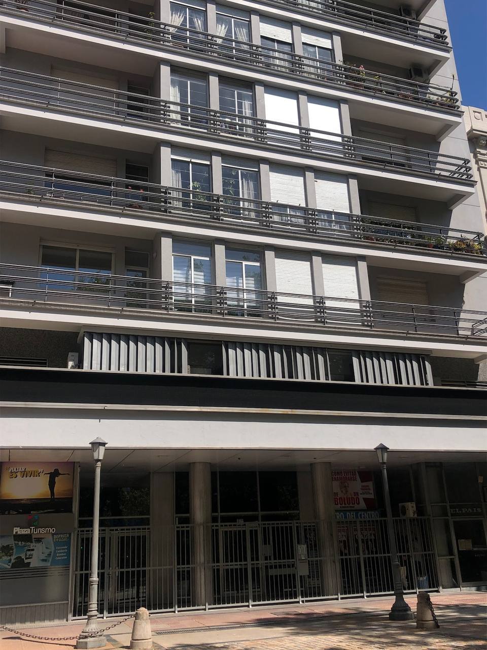 Fachada del edificio en una ubicación privilegiada del centro