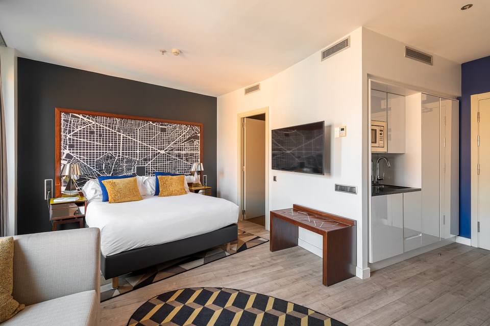 Cama doble con diseño artístico local