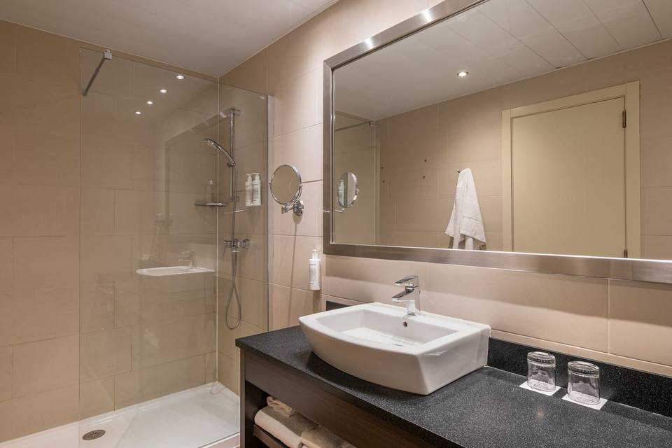 Baño moderno con bañera y acabados premium