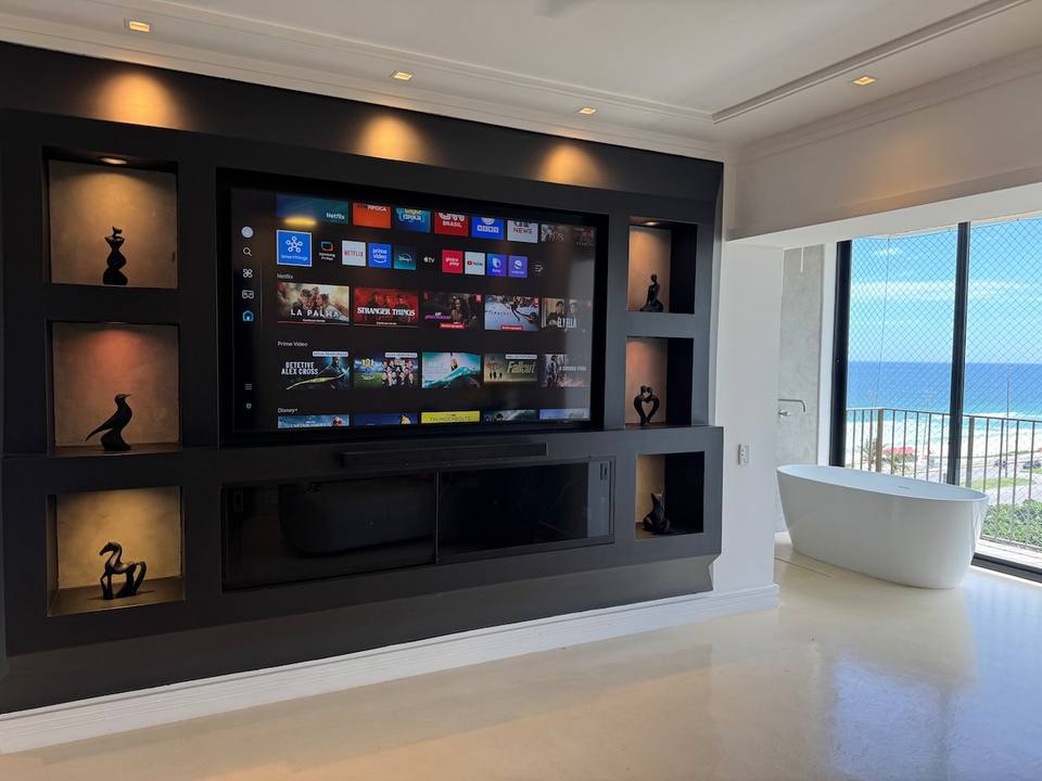 Elegante living con pared de cine