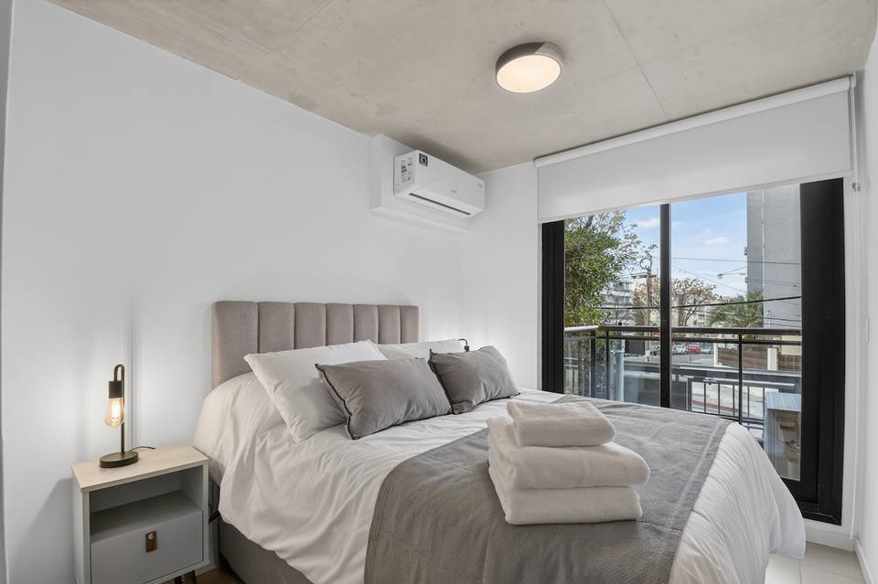 Dormitorio luminoso con cama de calidad superior