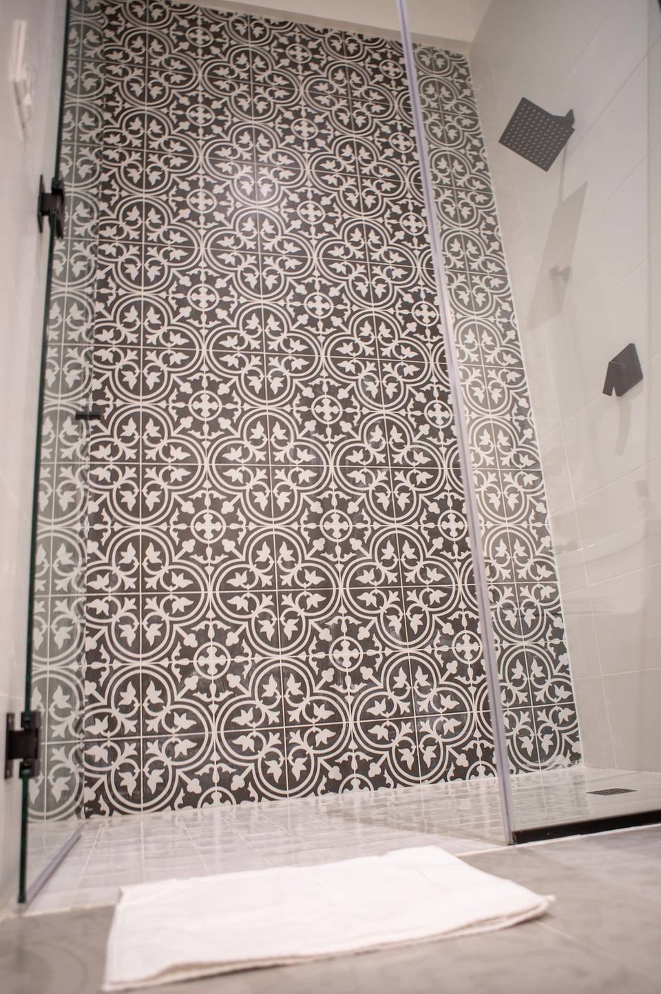 Baño con diseño contemporáneo y ducha amplia