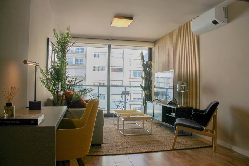 Living moderno y luminoso con área de trabajo
