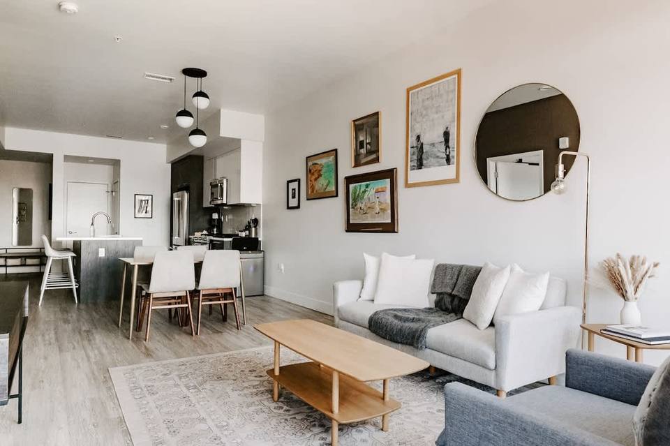 Espacio integrado con diseño moderno y luz natural