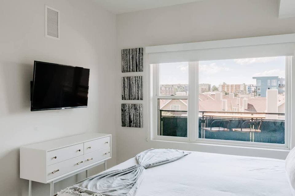Dormitorio principal con ventanal panorámico