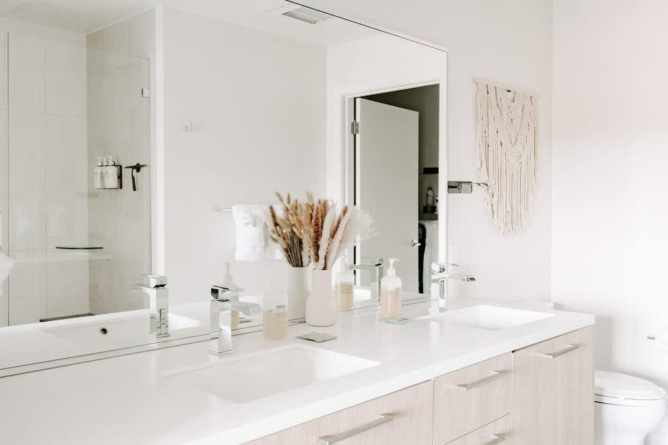 Baño principal con doble bacha y acabados premium