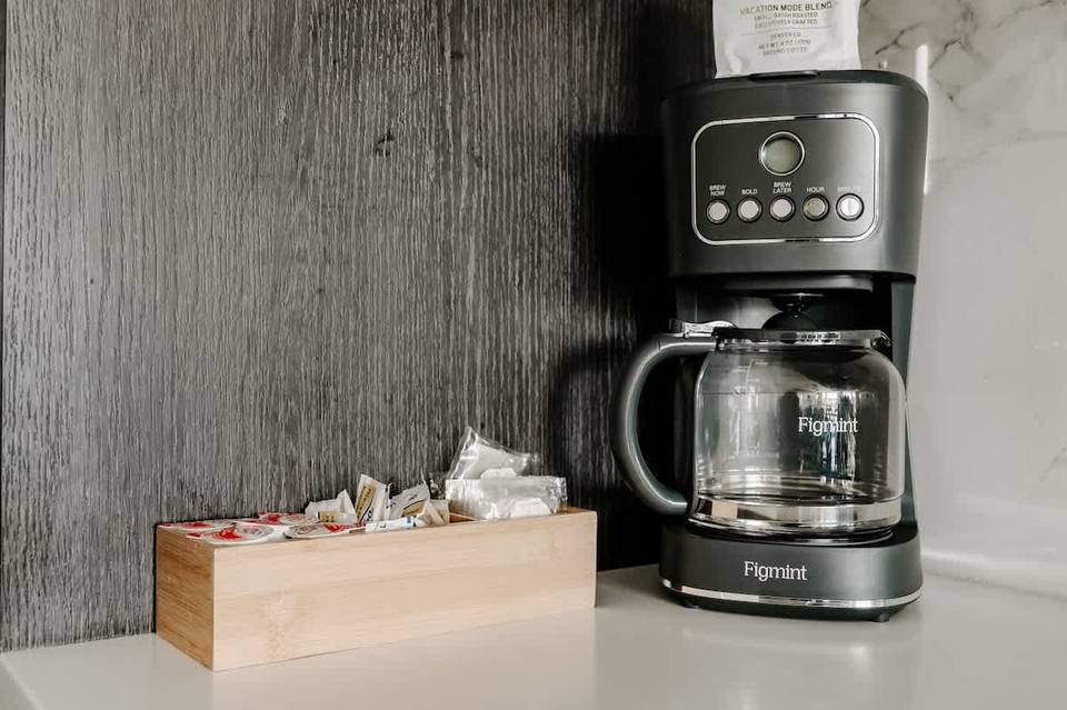 Cocina de alta gama con isla y taburetes