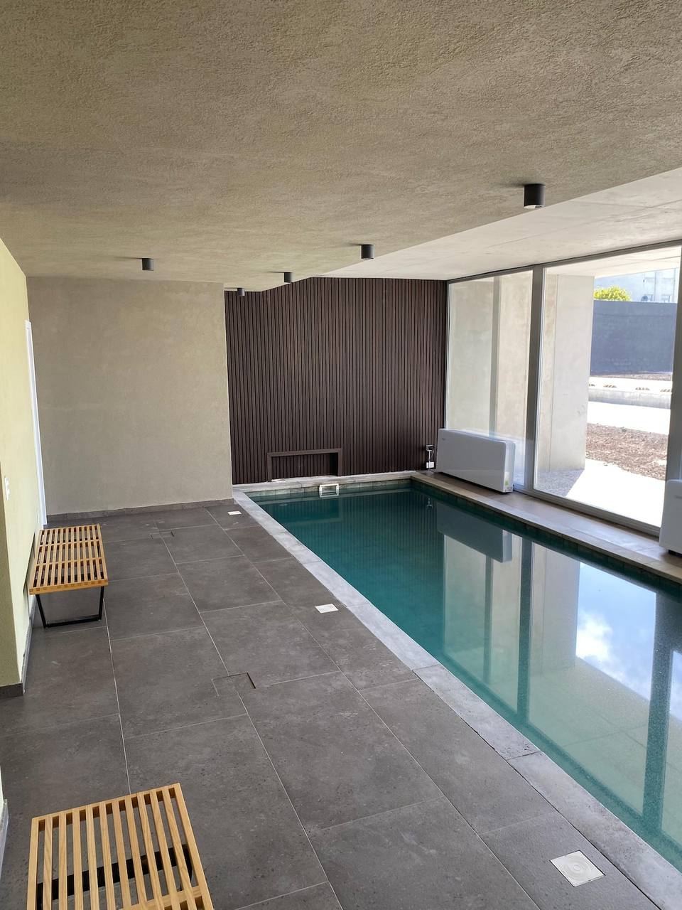 Piscina interior climatizada disponible todo el año
