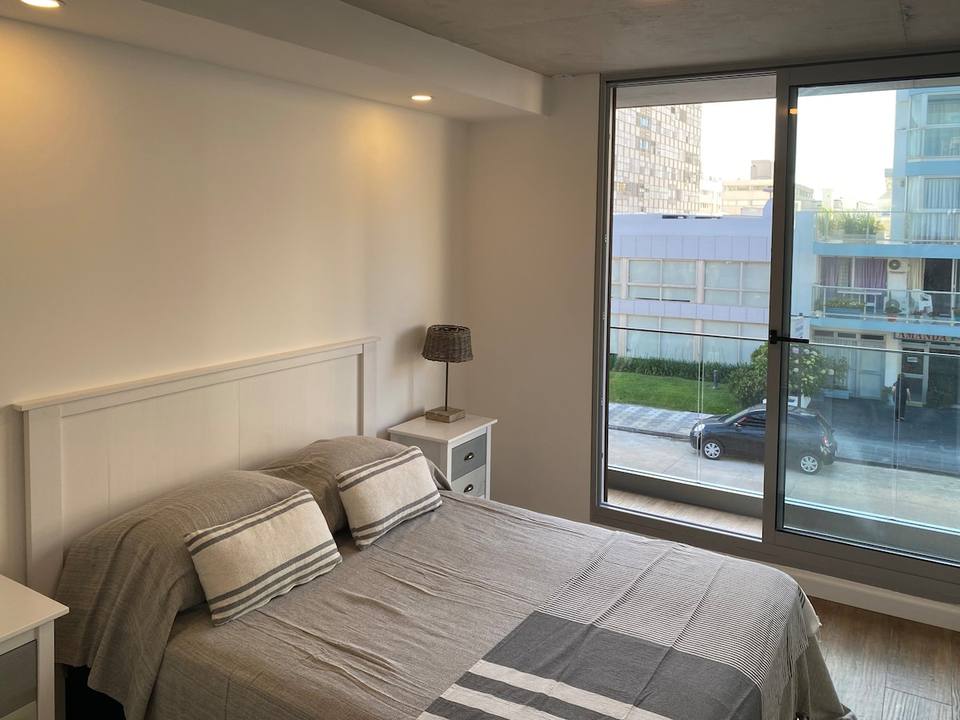 Dormitorio principal con cama queen y luz natural