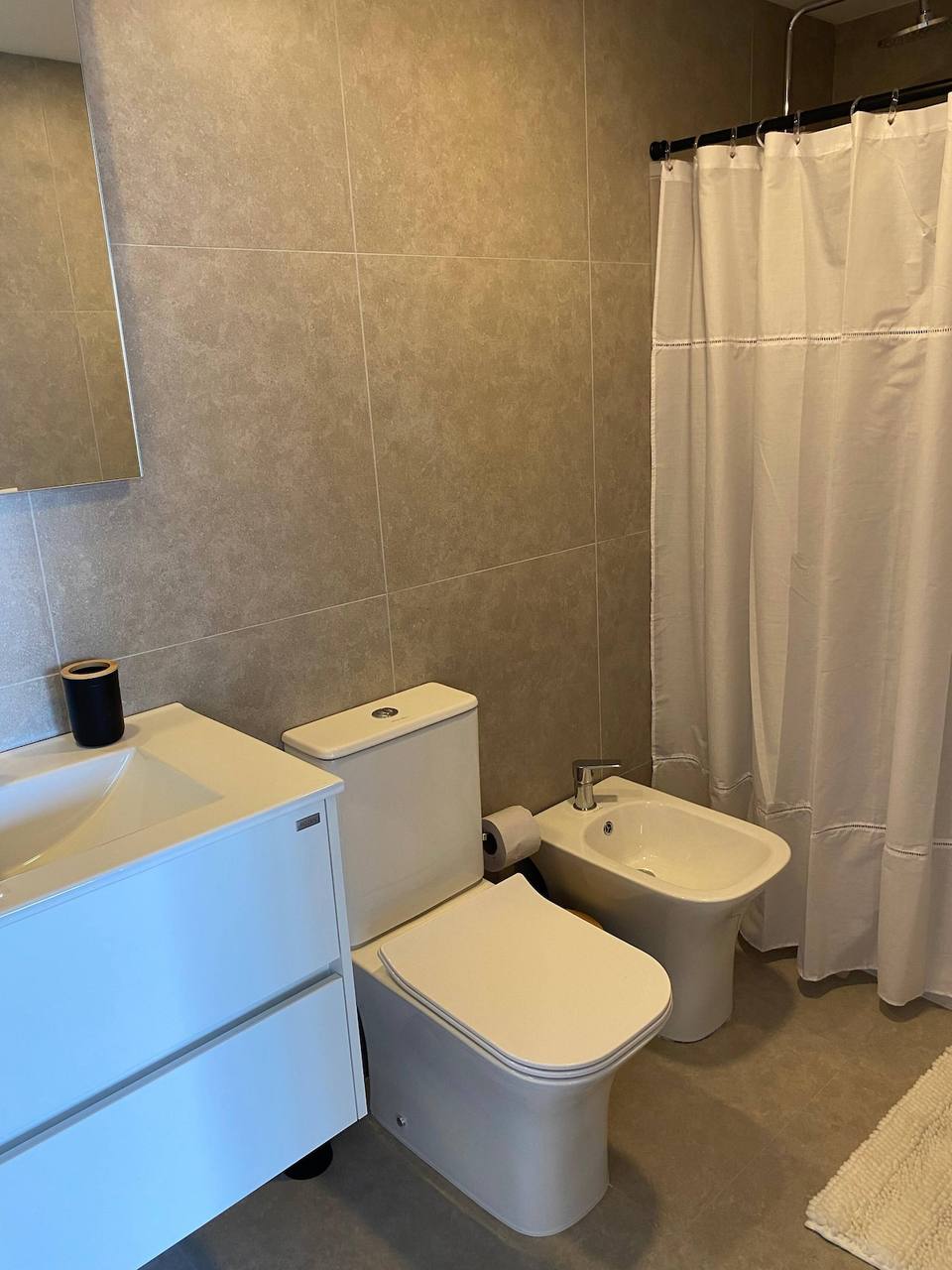 Baño completo con acabados modernos