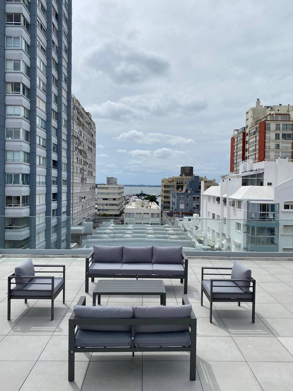 Terraza solarium con vistas a la ciudad