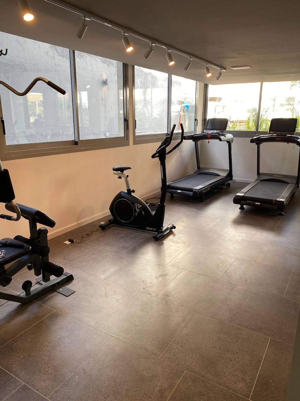 Gimnasio completo en el edificio