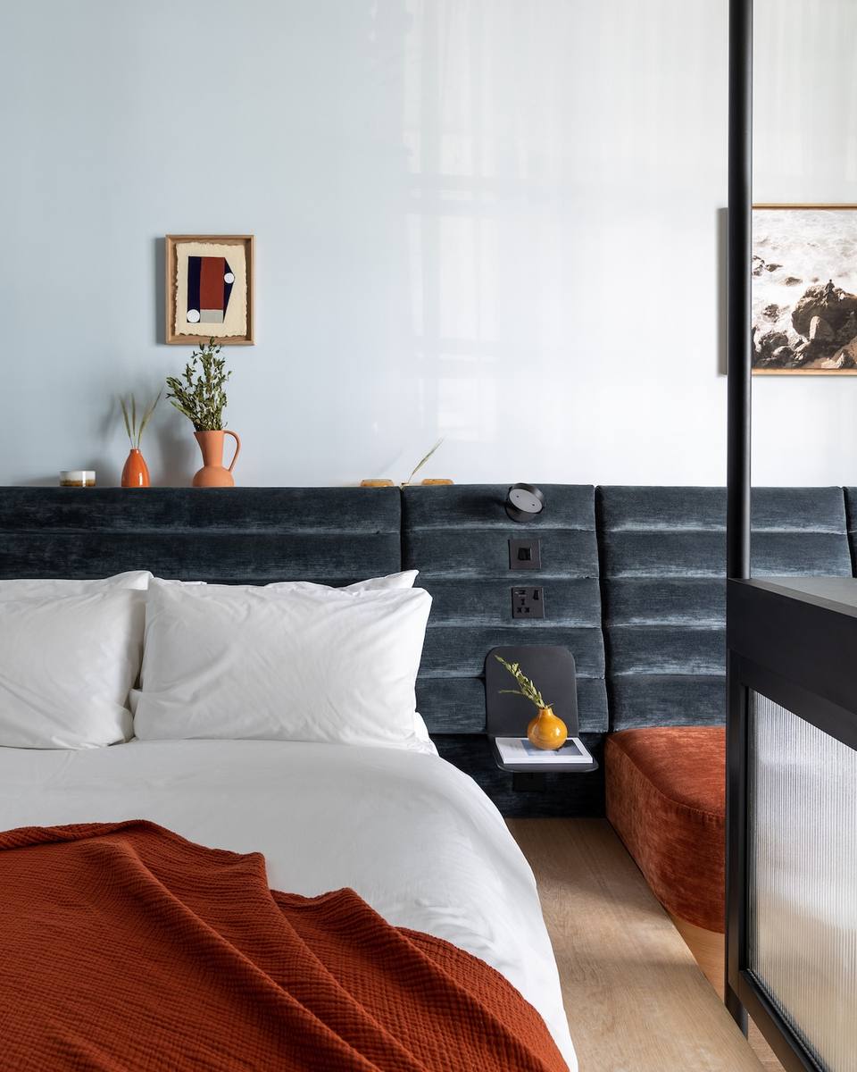 Dormitorio principal con diseño contemporáneo