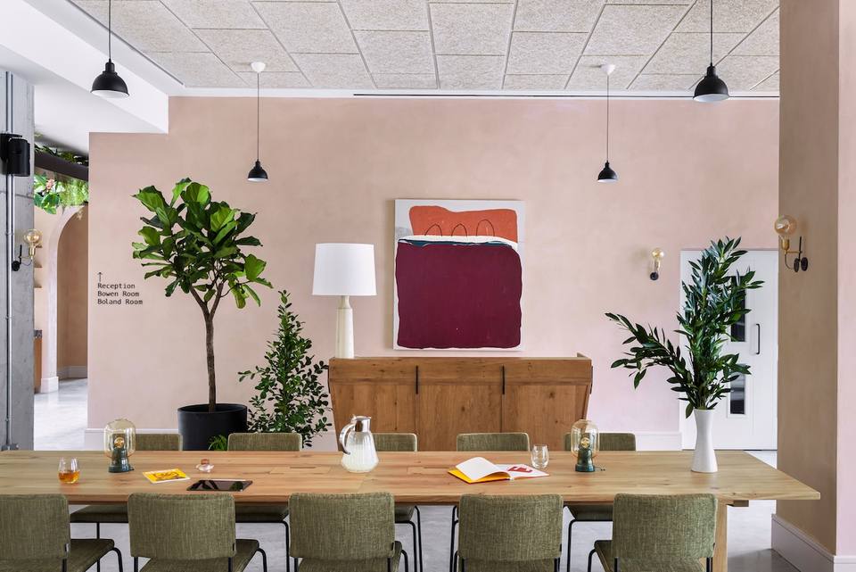 Espacio de coworking y café en el lobby