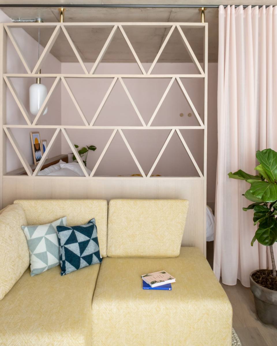 Elegante living con sofá de diseño y luz natural