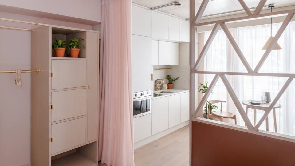 Cocina completa con detalles en mármol y dorado