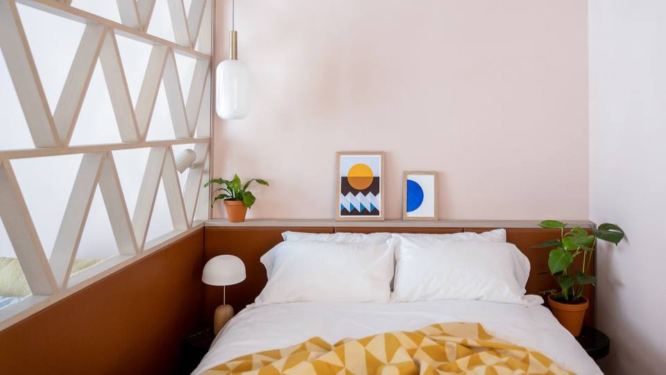 Área de dormitorio con cama king-size