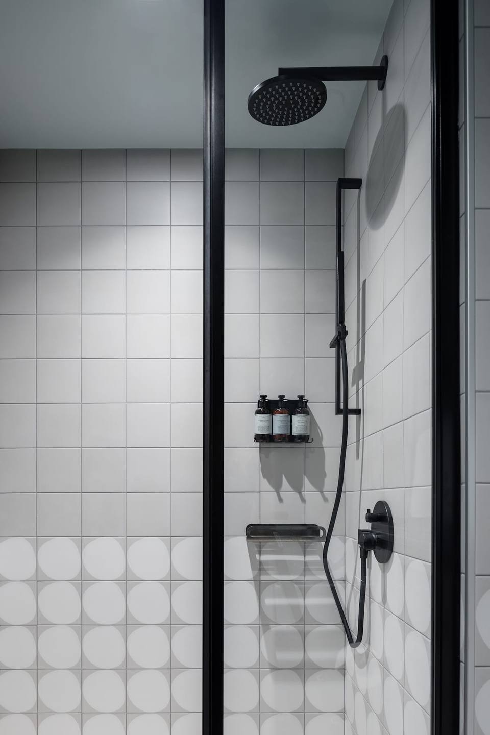 Baño moderno con detalles en negro mate