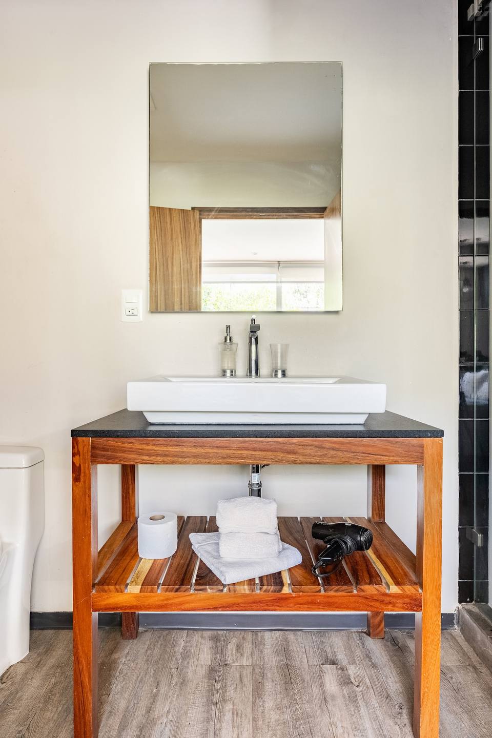 Baño con acabados modernos