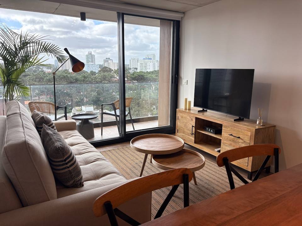 Apartamento moderno en Torres del Este, Av. Chiverta